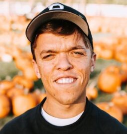 Zach Roloff Net Worth, Age, Wife, Kids, And Career</strong>